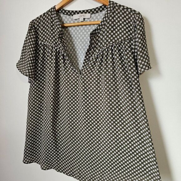 EUC LIKE NEW LOFT GREEN SPLIT V TINY FLORAL PRINT FLUTTER SLEEVES TOP SZ LARGE - Picture 2 of 13